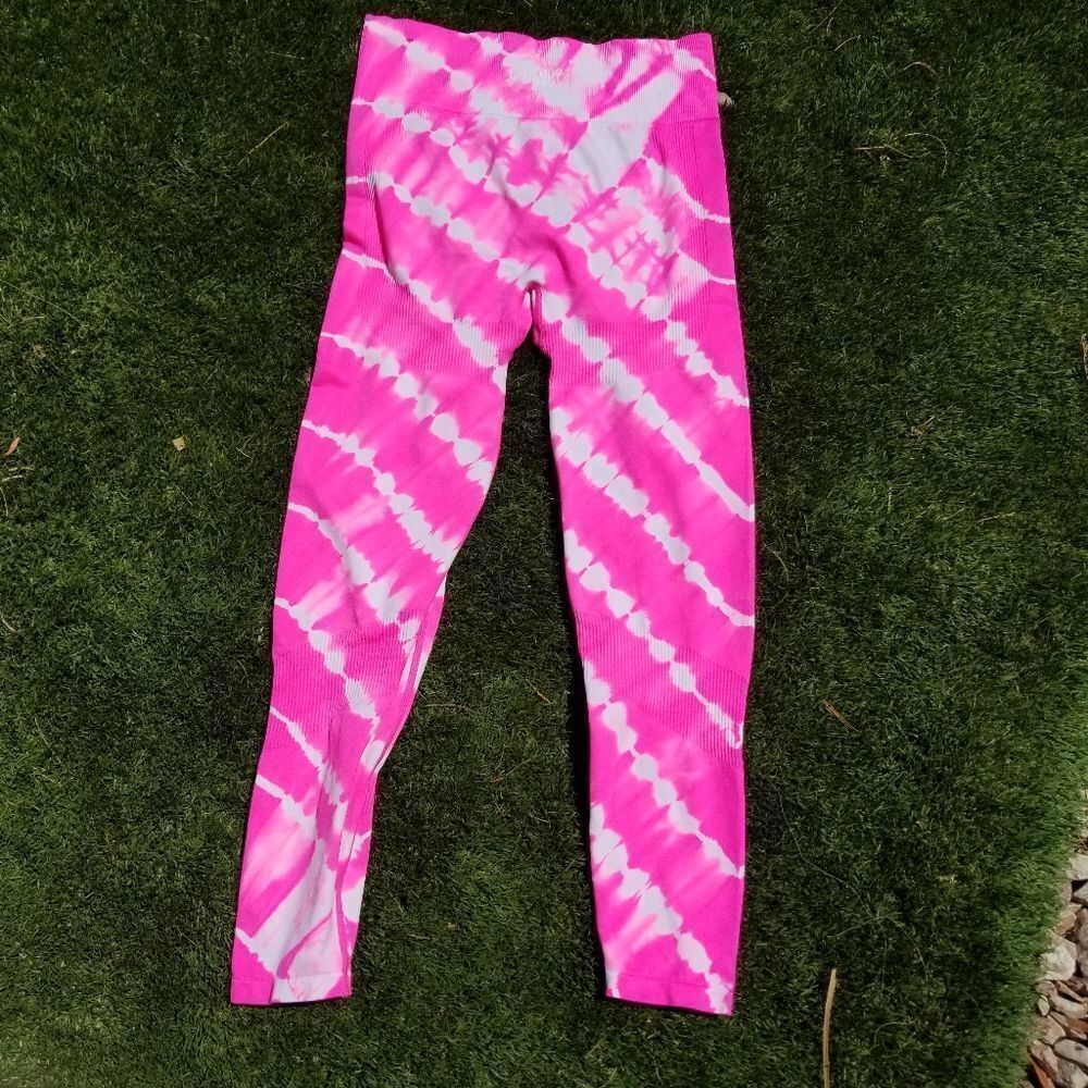 PINK VICTORIA SECRET SEAMLESS LEGGINGS LARGE. B16